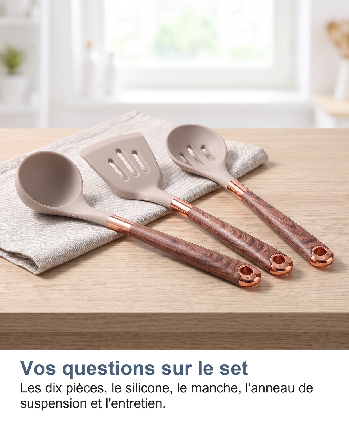 Cinq ustensiles du set posés sur un torchon, sur un plan de travail en bois