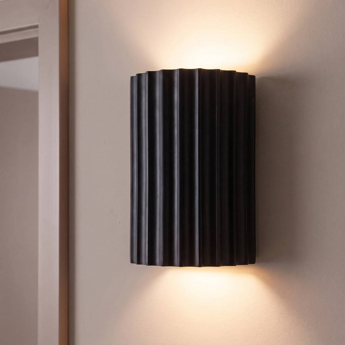 Applique murale LED striée noire, lumière chaude vers le haut et le bas