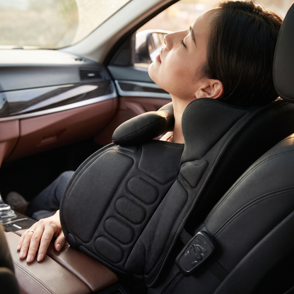 Personne détendue contre le coussin de massage shiatsu chauffant en voiture