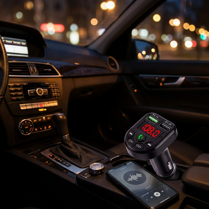 Transmetteur FM Bluetooth allumé la nuit dans la voiture, écran rouge visible, téléphone avec la musique en cours