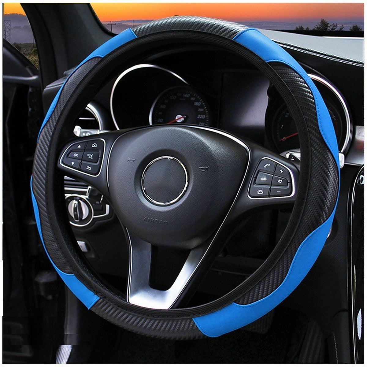 Housse de volant cuir bleue et noire, montée sur un volant de voiture