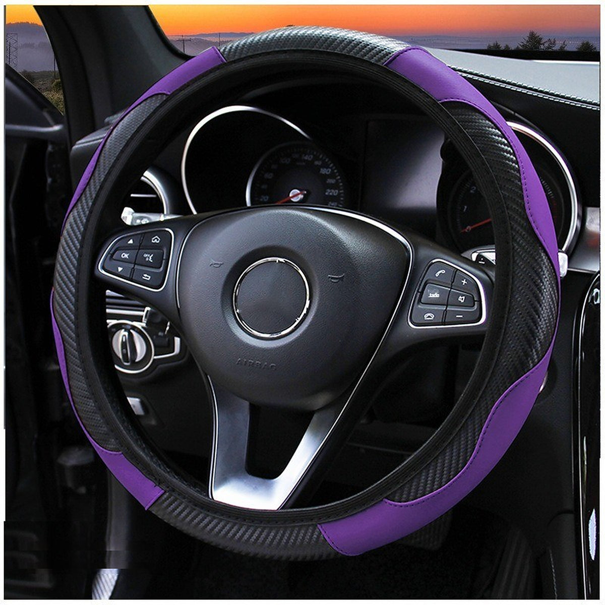 Housse de volant cuir violette et noire, montée sur un volant de voiture