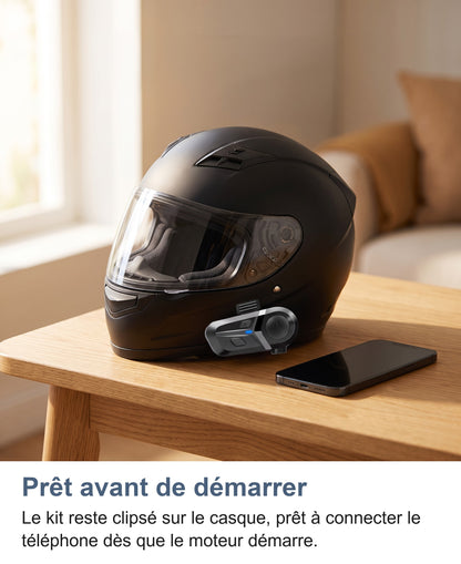 Intercom Bluetooth clipsé sur un casque de moto, prêt avant de démarrer