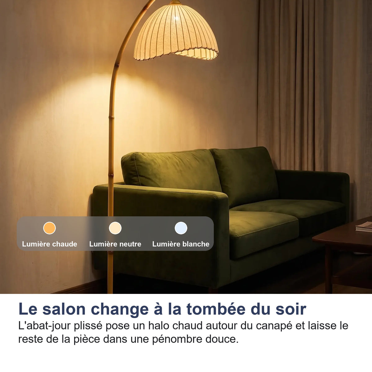 Lampadaire salon design allumé le soir, halo chaud sur un canapé