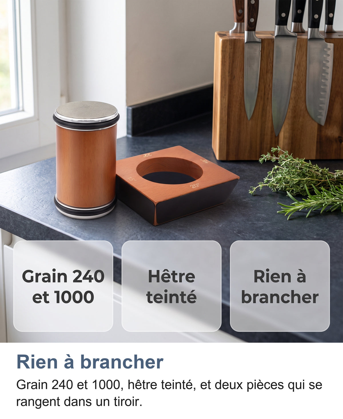 Aiguiseur à rouleau sur un plan de travail sombre près d'un bloc à couteaux, grain 240 et 1000, hêtre teinté, rien à brancher