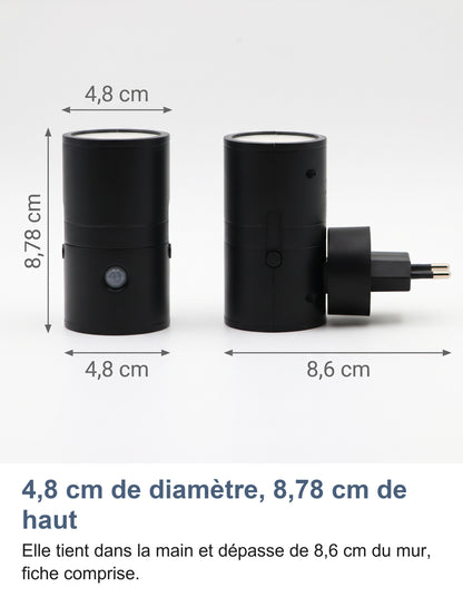 Dimensions de la veilleuse : 4,8 cm de diamètre, 8,78 cm de haut et 8,6 cm de profondeur fiche comprise