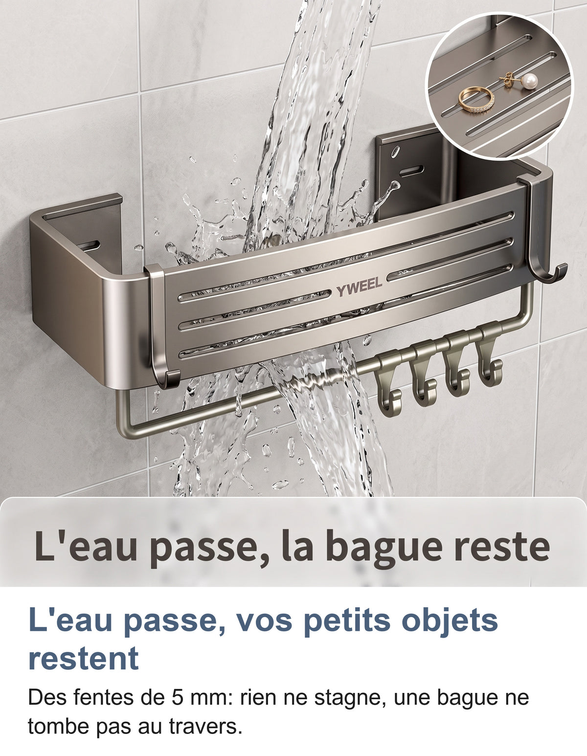 Eau qui traverse le fond fendu de l'étagère de douche, zoom sur une bague et une boucle d'oreille retenues par les fentes