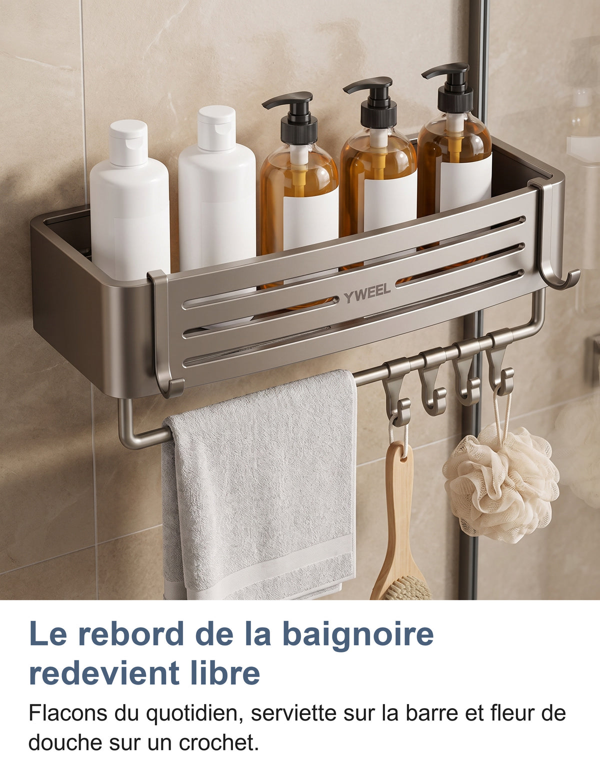 Étagère de douche dans une douche à l'italienne avec flacons, serviette sur la barre, brosse et fleur de douche sur les crochets