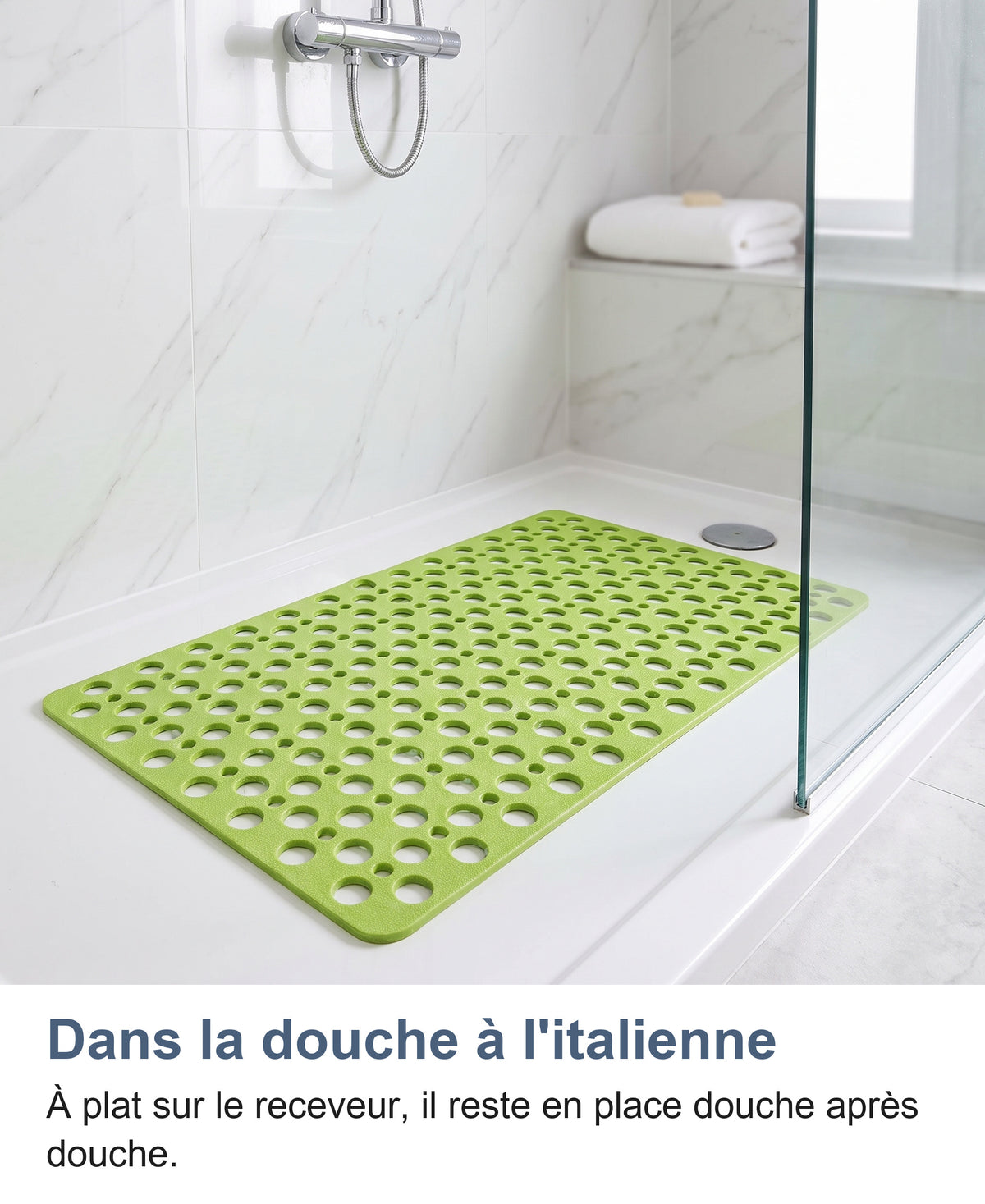 Tapis vert posé dans une douche à l'italienne