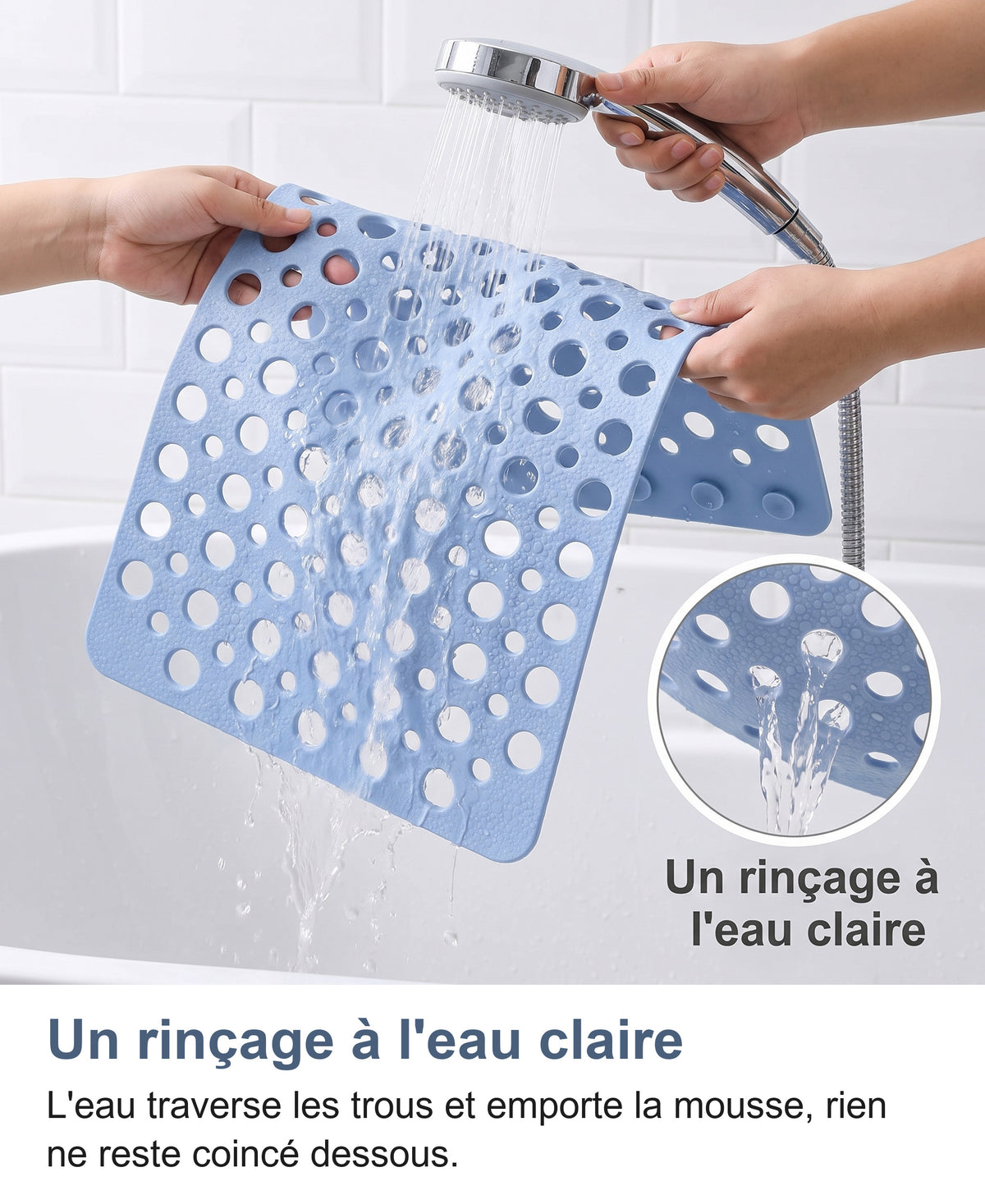 Tapis bleu clair rincé sous la douchette, l'eau traverse les trous