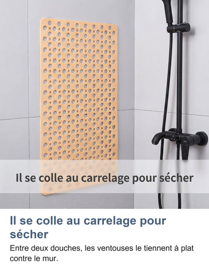 Tapis beige collé au carrelage par ses ventouses pour sécher