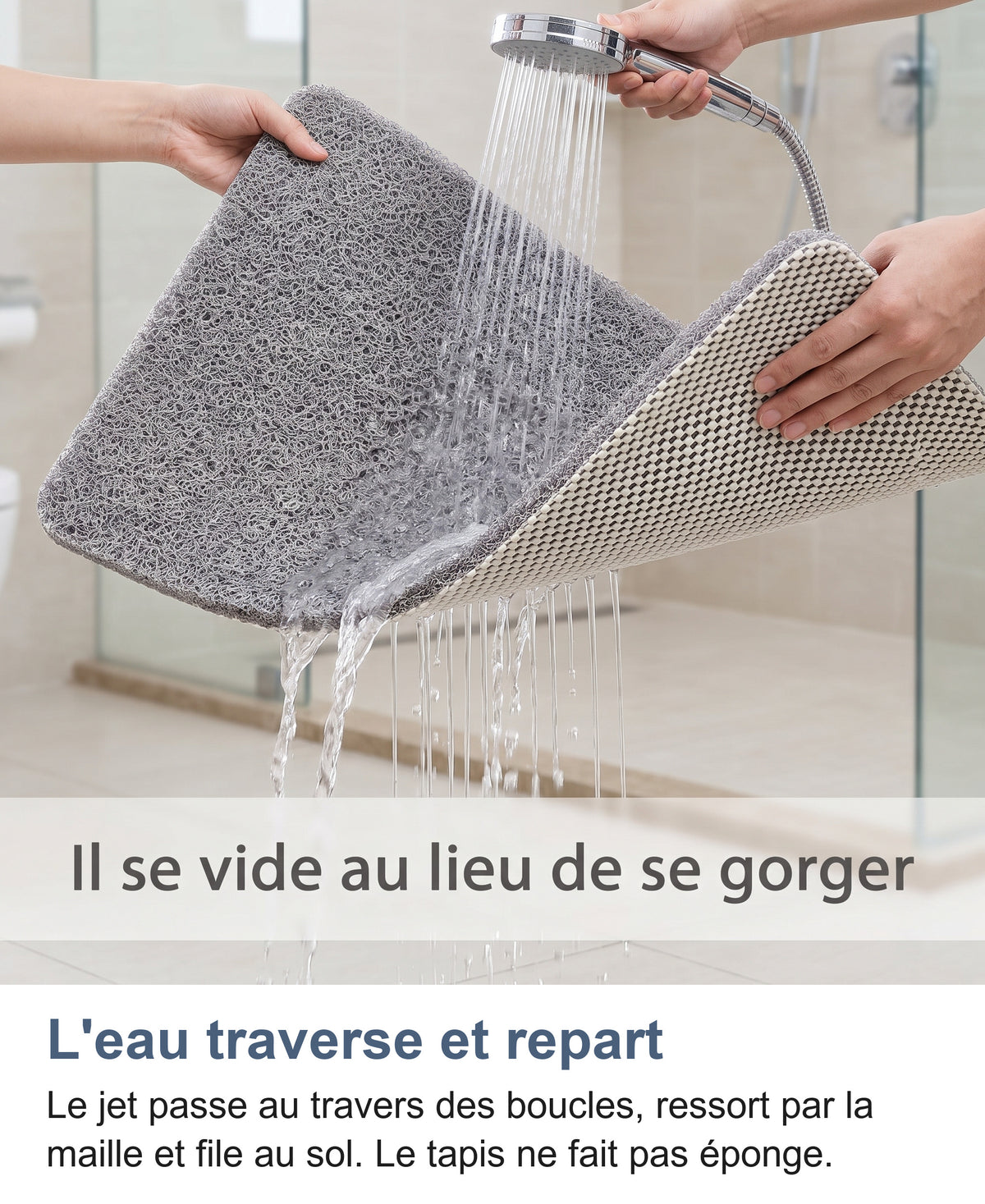 Le jet de la douchette traverse le tapis gris et ressort par la maille
