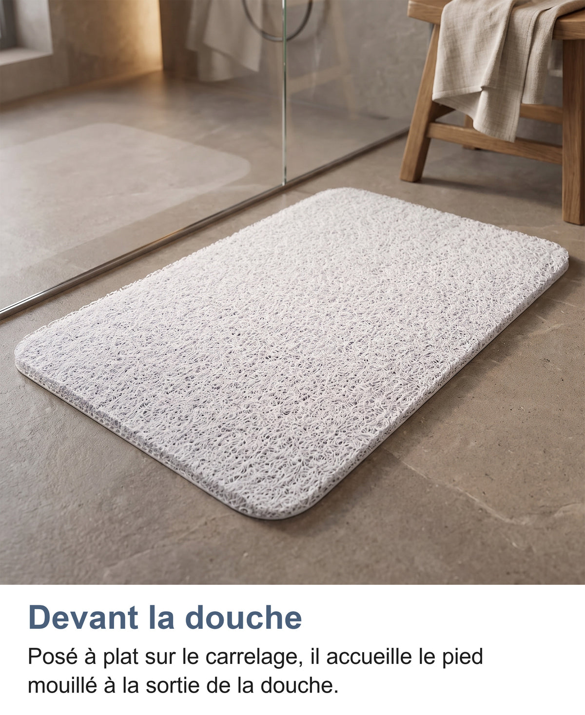 Tapis blanc posé devant une paroi de douche vitrée