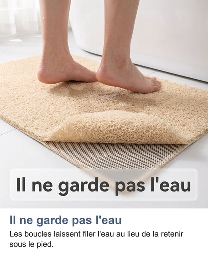 Pieds mouillés posés sur le tapis beige à la sortie du bain