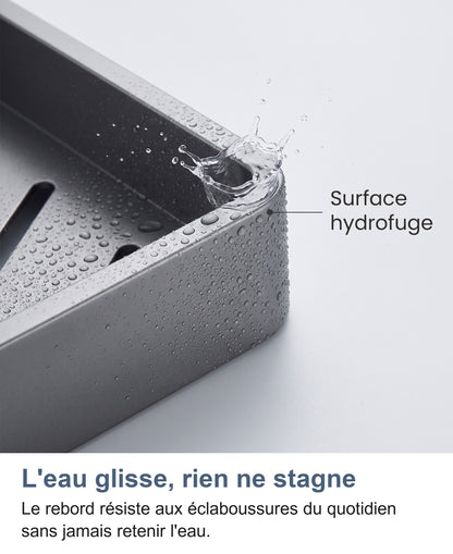 Éclaboussure d'eau sur le rebord de l'étagère, surface résistante à l'humidité