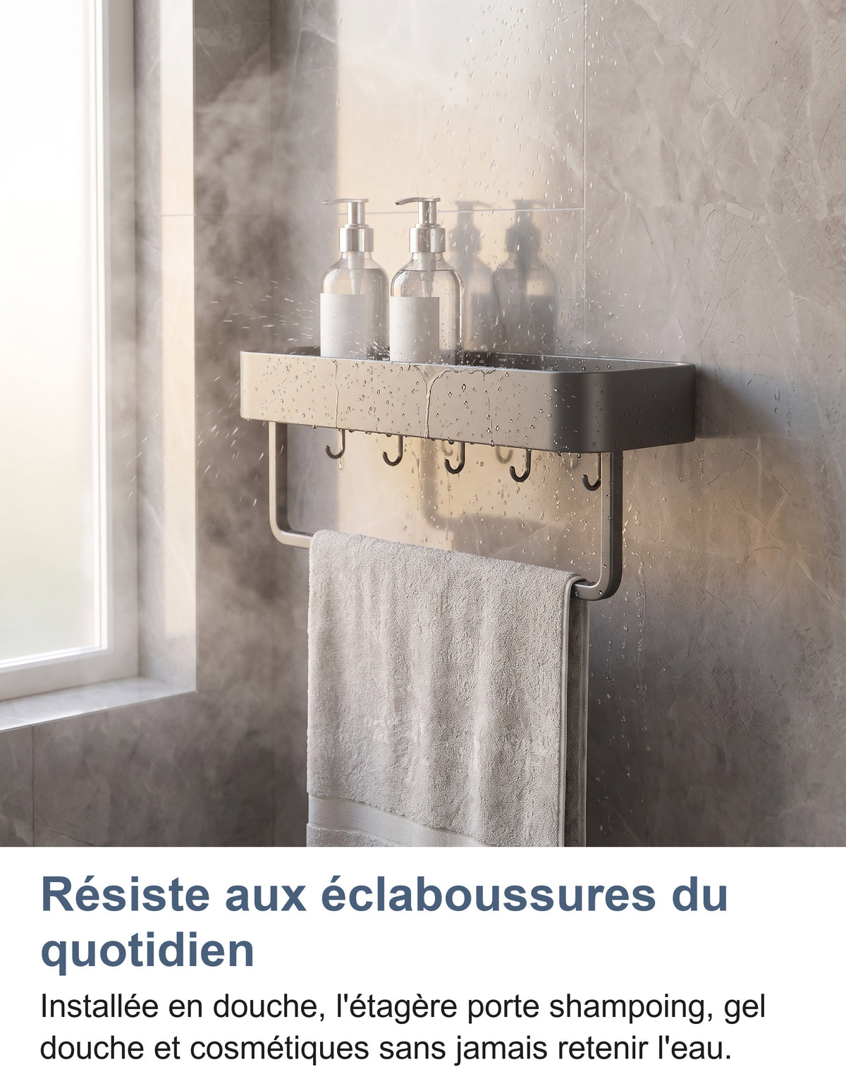 Étagère murale avec porte-serviettes installée dans une douche carrelée, éclaboussures d'eau