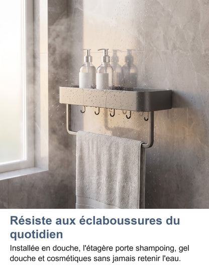 Étagère murale avec porte-serviettes installée dans une douche carrelée, éclaboussures d'eau