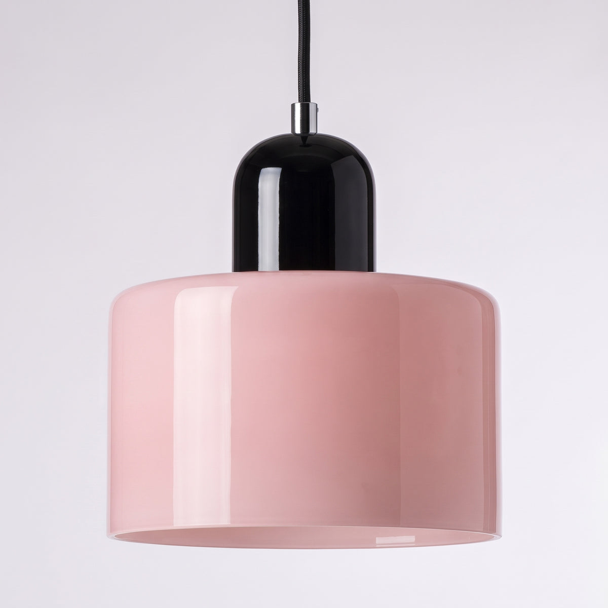 Suspension en verre à abat-jour cylindrique rose et chapeau laqué noir, sur fond gris clair