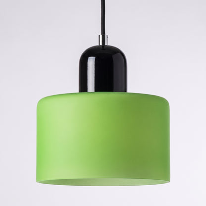 Suspension en verre à abat-jour cylindrique vert clair et chapeau laqué noir, sur fond gris clair