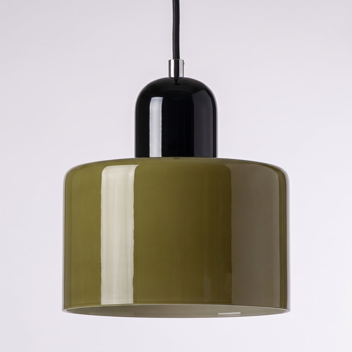 Suspension en verre à abat-jour cylindrique vert foncé et chapeau laqué noir, sur fond gris clair