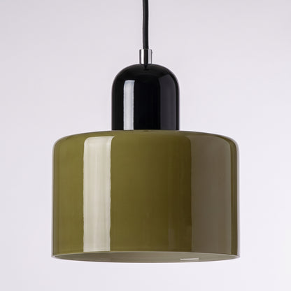 Suspension en verre à abat-jour cylindrique vert foncé et chapeau laqué noir, sur fond gris clair