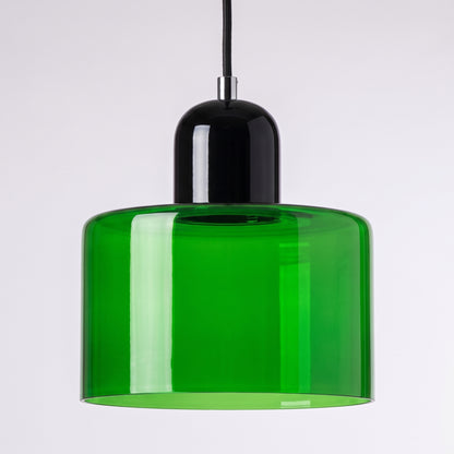 Suspension en verre à abat-jour cylindrique vert et chapeau laqué noir, sur fond gris clair