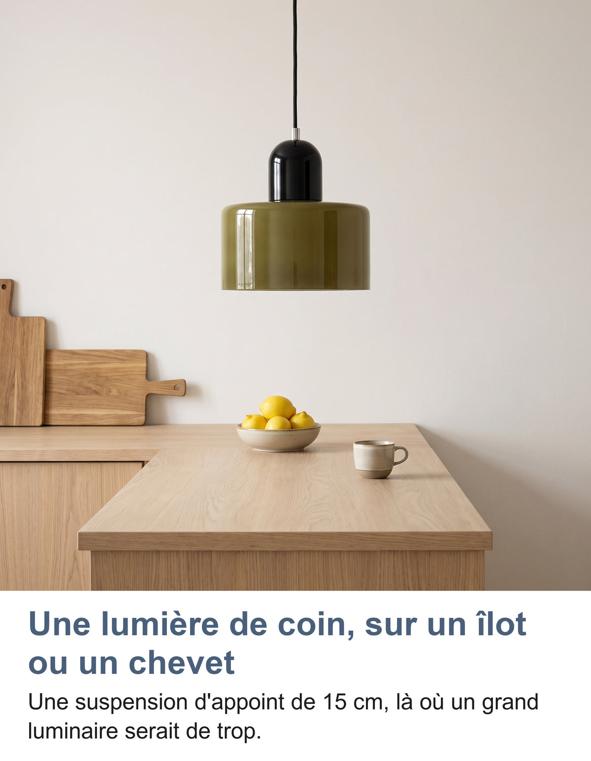 Suspension à abat-jour vert foncé au-dessus du bout d'un plan de travail en bois