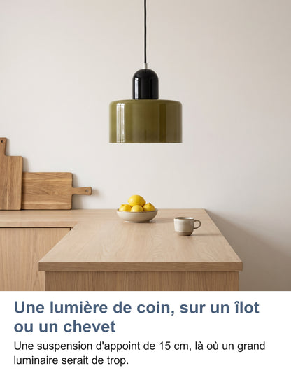 Suspension à abat-jour vert foncé au-dessus du bout d'un plan de travail en bois
