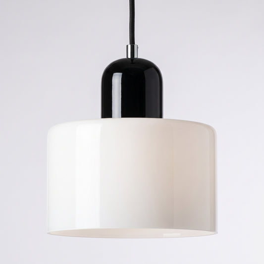 Suspension en verre à abat-jour cylindrique blanc et chapeau laqué noir, sur fond gris clair