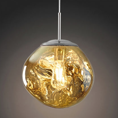 Suspension design à globe effet lave ambre allumée, tige chromée, sur fond gris anthracite