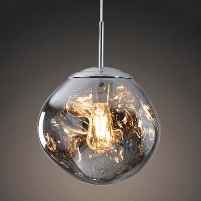 Suspension design à globe effet lave argent allumée, tige chromée, sur fond gris anthracite