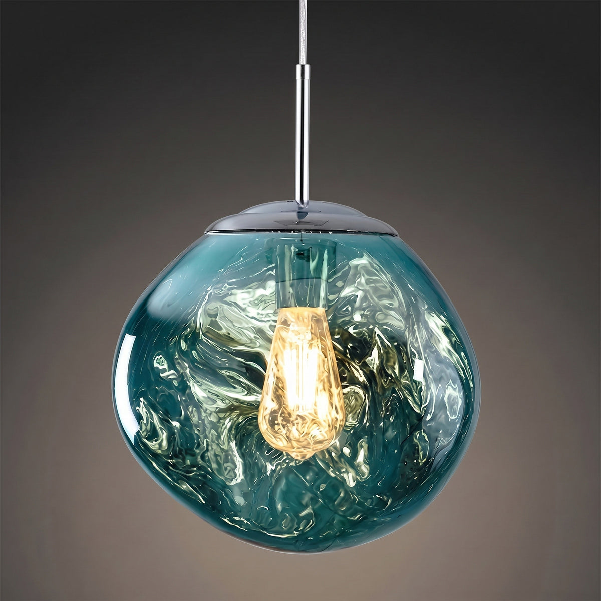 Suspension design à globe effet lave bleu allumée, tige chromée, sur fond gris anthracite