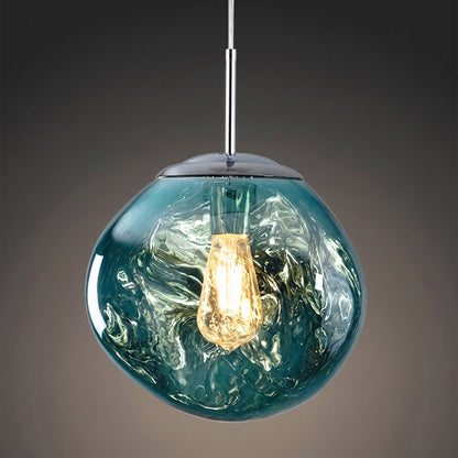 Suspension design à globe effet lave bleu allumée, tige chromée, sur fond gris anthracite