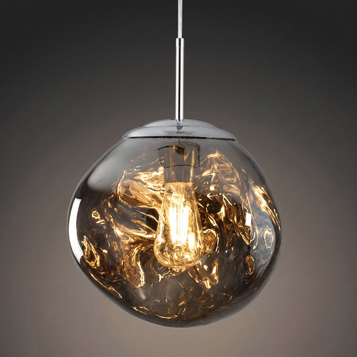 Suspension design à globe effet lave gris fumé allumée, tige chromée, sur fond gris anthracite