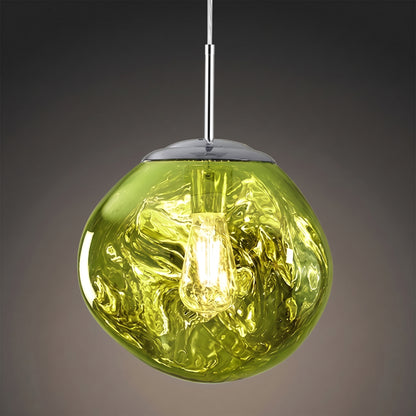 Suspension design à globe effet lave vert allumée, tige chromée, sur fond gris anthracite