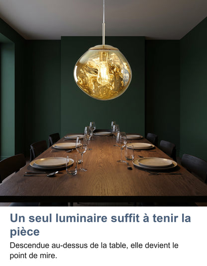 Suspension or allumée au-dessus d'une longue table de salle à manger dressée