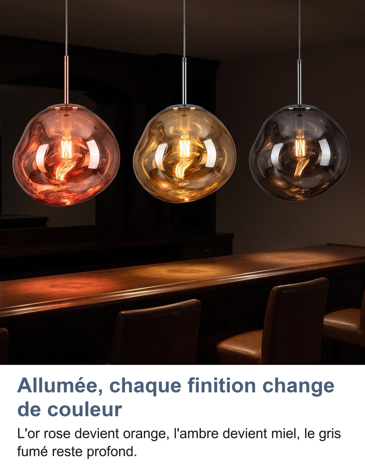 Trois suspensions allumées au-dessus d'un bar la nuit : or rose, ambre et gris fumé