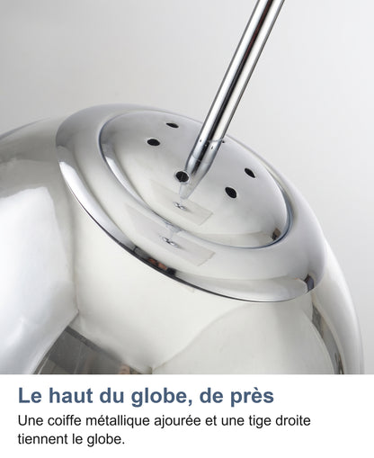 Gros plan sur la coiffe chromée ajourée et la tige en haut du globe