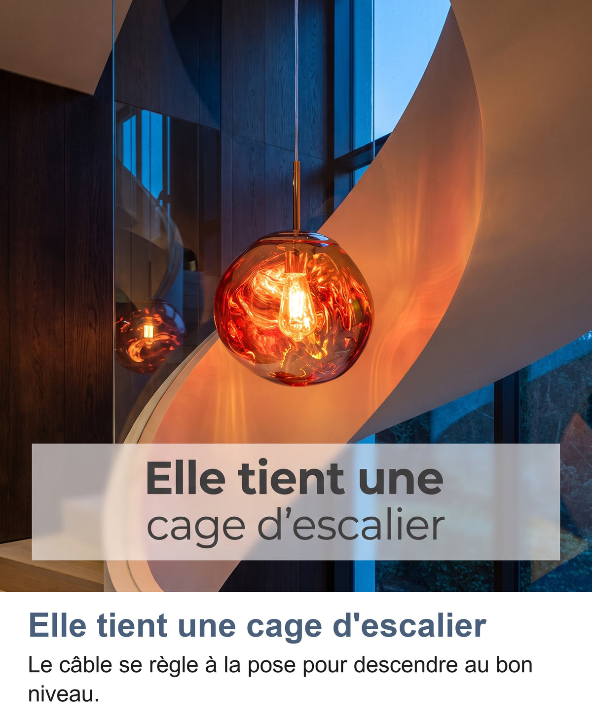 Suspension or rose allumée dans une cage d'escalier au crépuscule