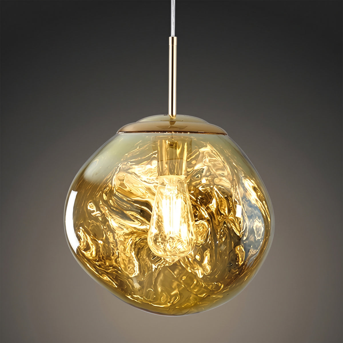 Suspension design à globe effet lave or allumée, tige dorée, sur fond gris anthracite