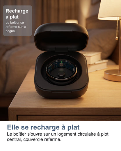 Elle se recharge à plat Le boîtier s'ouvre sur un logement circulaire à plot central, couvercle refermé.