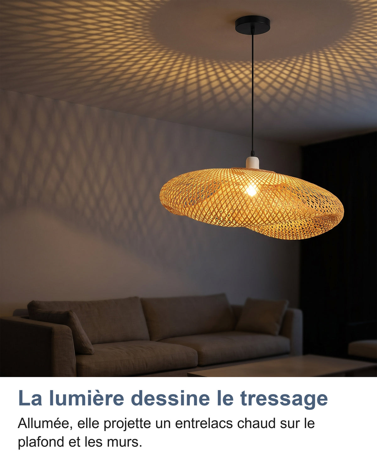 Suspension allumée le soir, entrelacs de lumière projeté au plafond
