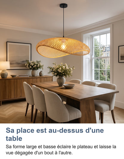 Suspension en bambou au-dessus d'une table à manger