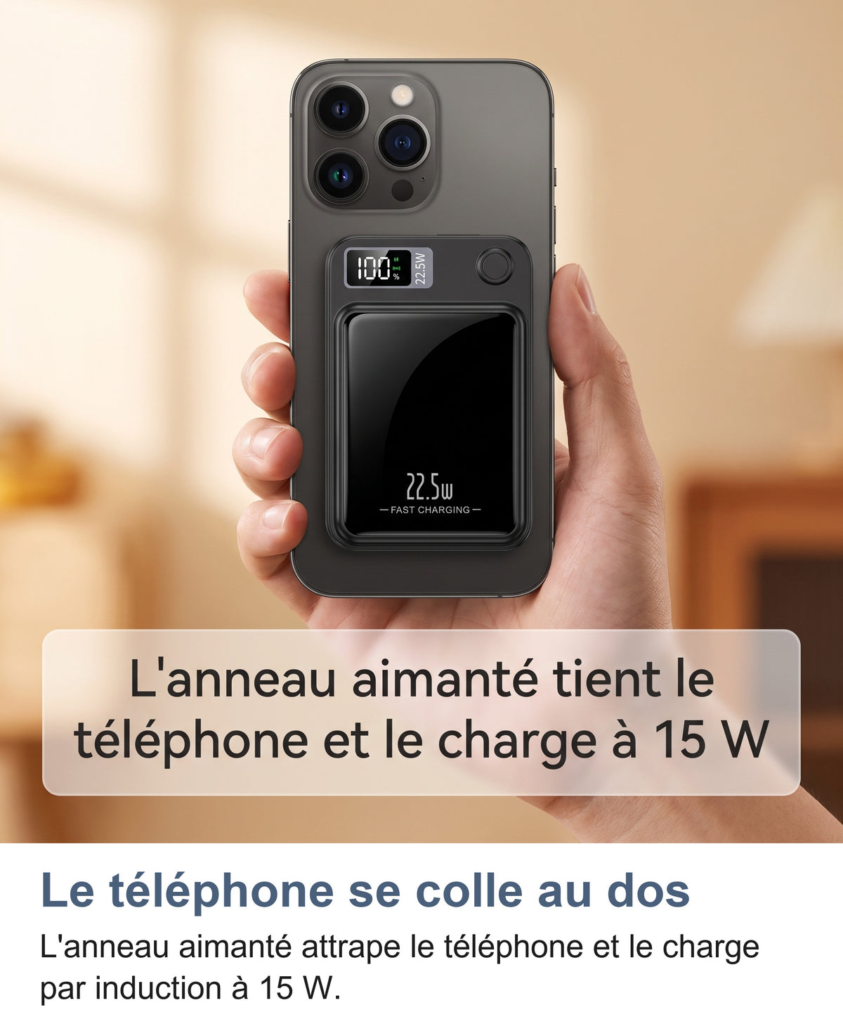 Main tenant un téléphone avec la batterie externe aimantée au dos