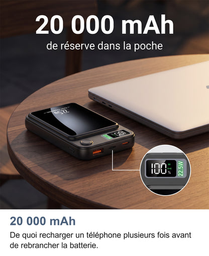 Batterie externe 20 000 mAh sur une table, zoom sur l'écran du pourcentage