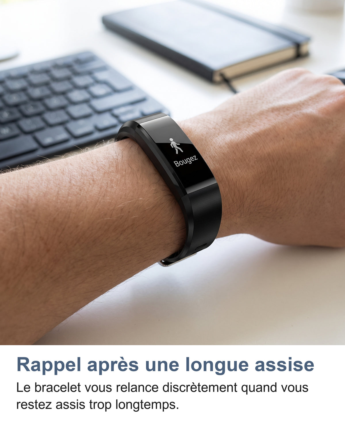 Bracelet connecté au poignet près d'un clavier, rappel d'inactivité affiché
