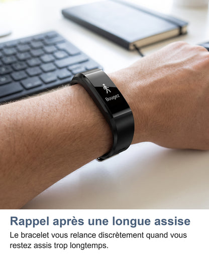 Bracelet connecté au poignet près d'un clavier, rappel d'inactivité affiché