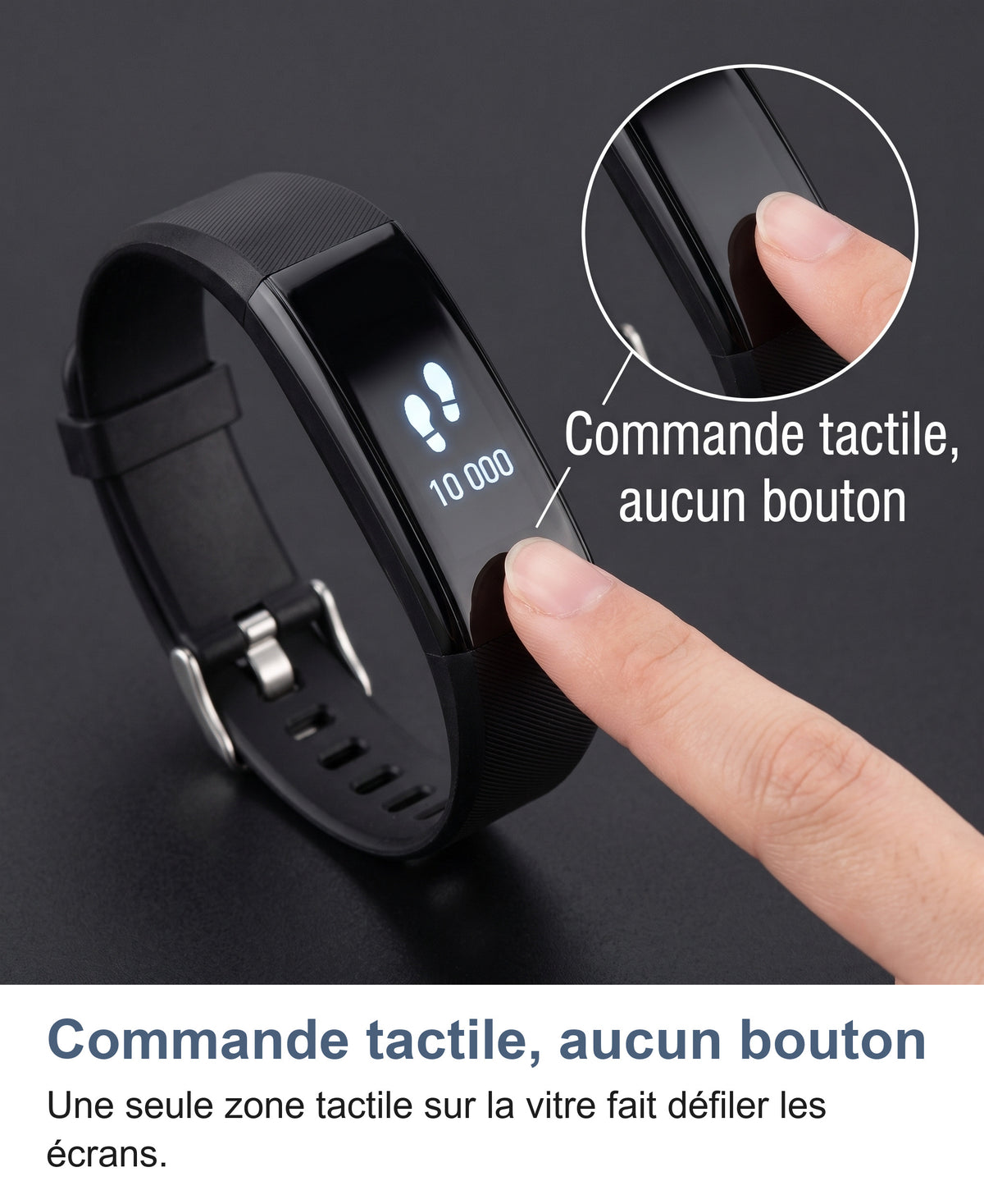 Doigt sur l'écran tactile du bracelet connecté, aucun bouton physique