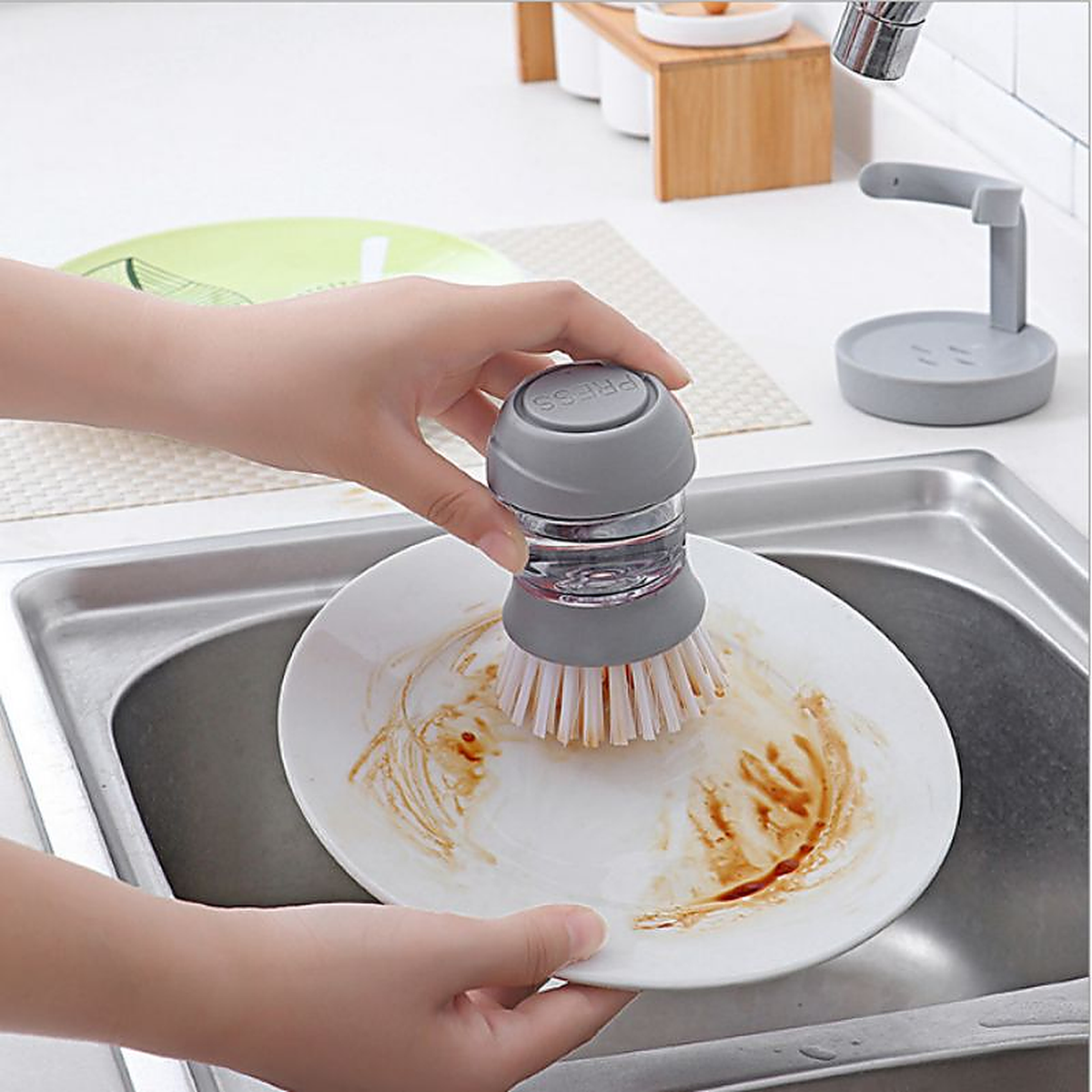 Brosse vaisselle avec distributeur de savon intégré et support égouttoir