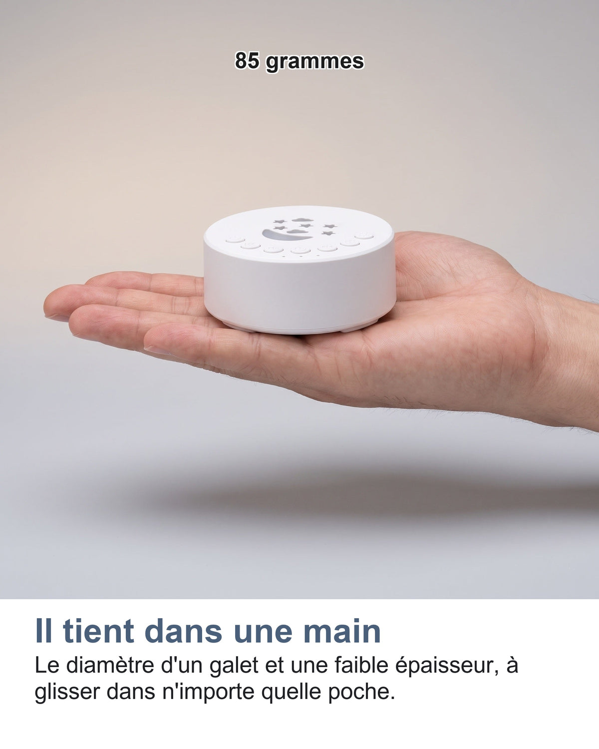 Il tient dans une main